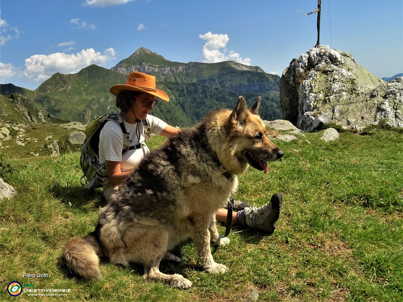 86 Accanto alla bandiera del Rif. Balicco (1995 m) con vista verso il Monte Cavallo.JPG